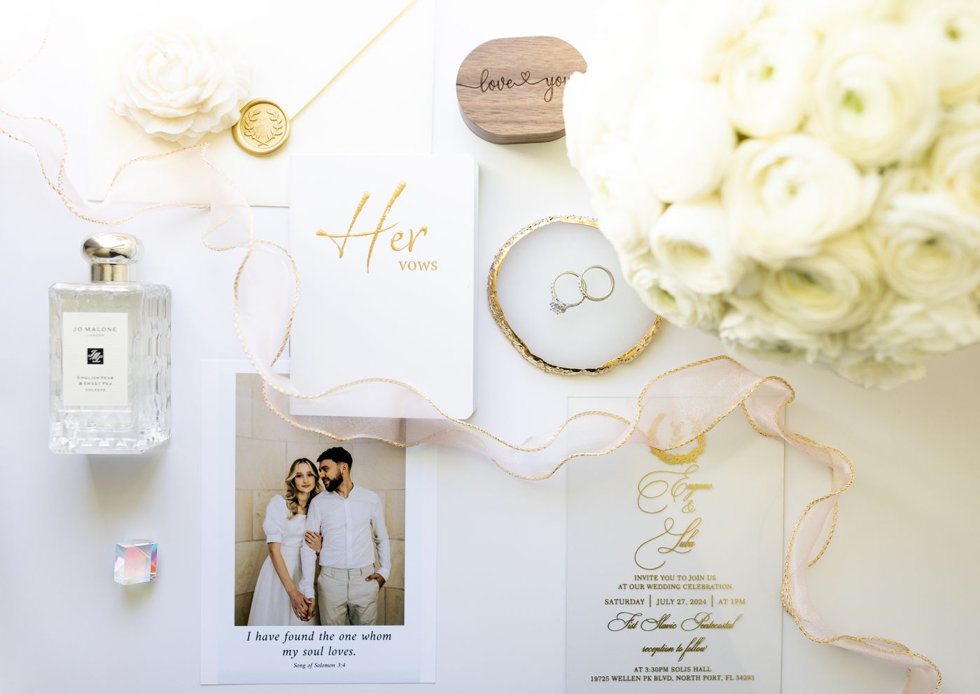 Papelería de boda, alianzas, flores blancas y detalles de la celebración