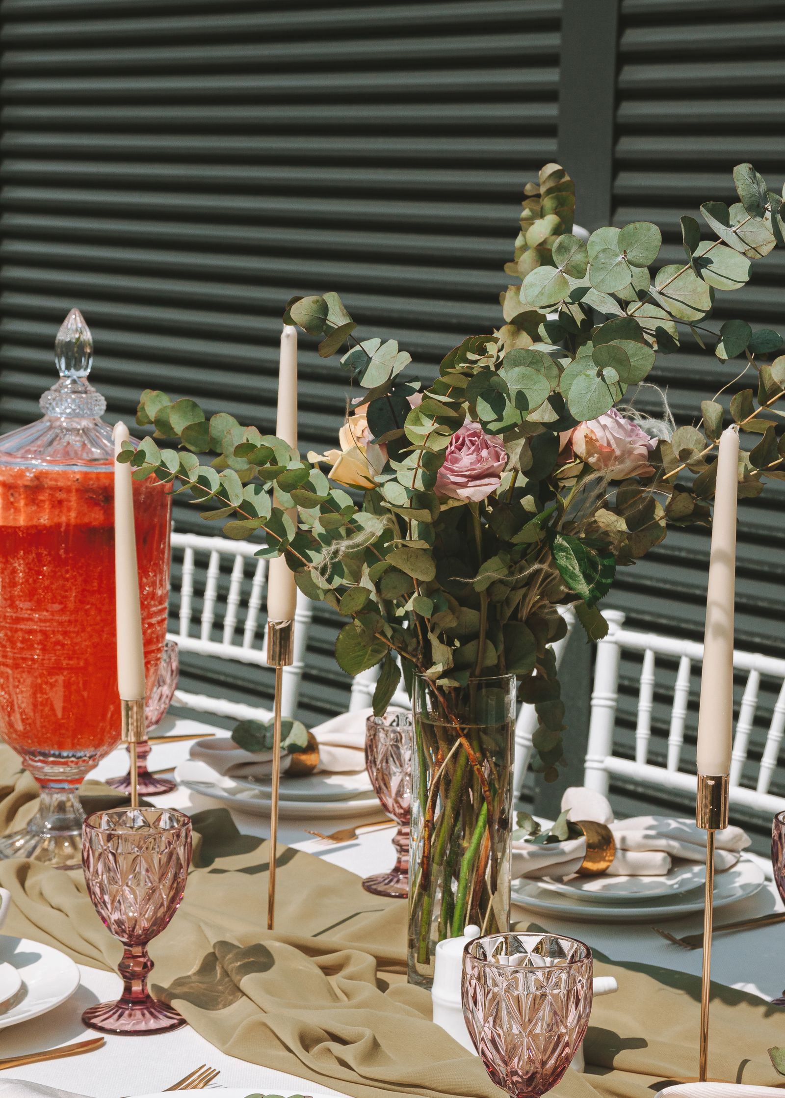 Una celebración íntima con mesas y flores, sin rostros