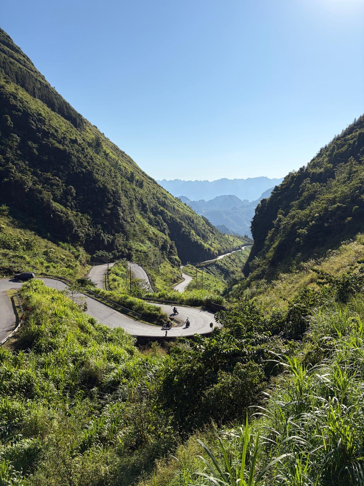 Una carretera serpentea entre las montañas verdes del norte de Vietnam