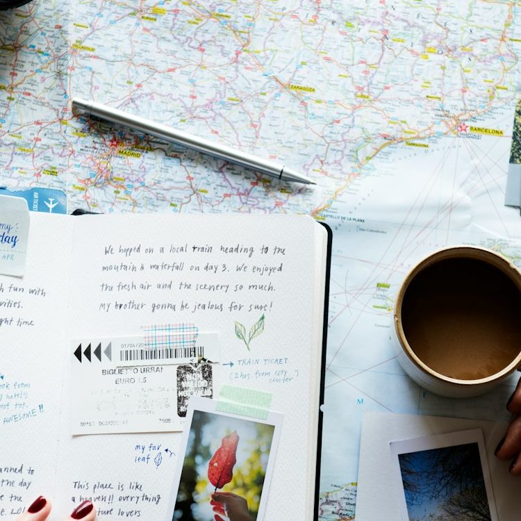 Mapa, cuaderno y una taza junto a los preparativos de un viaje